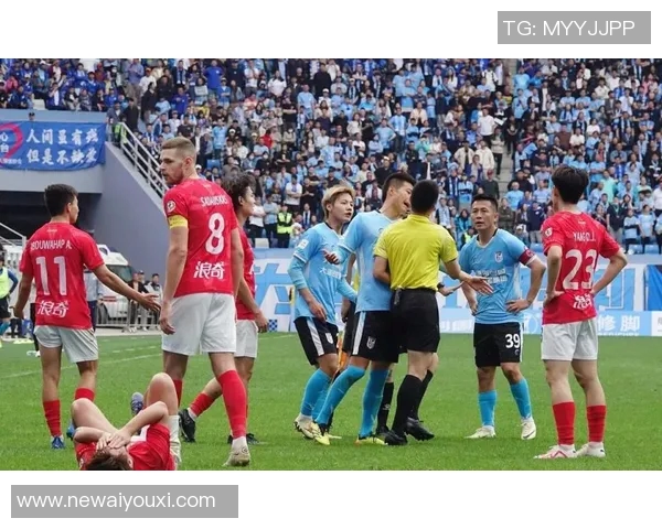 大连英博主场落后青岛西海岸阿齐兹精彩进球助队领先